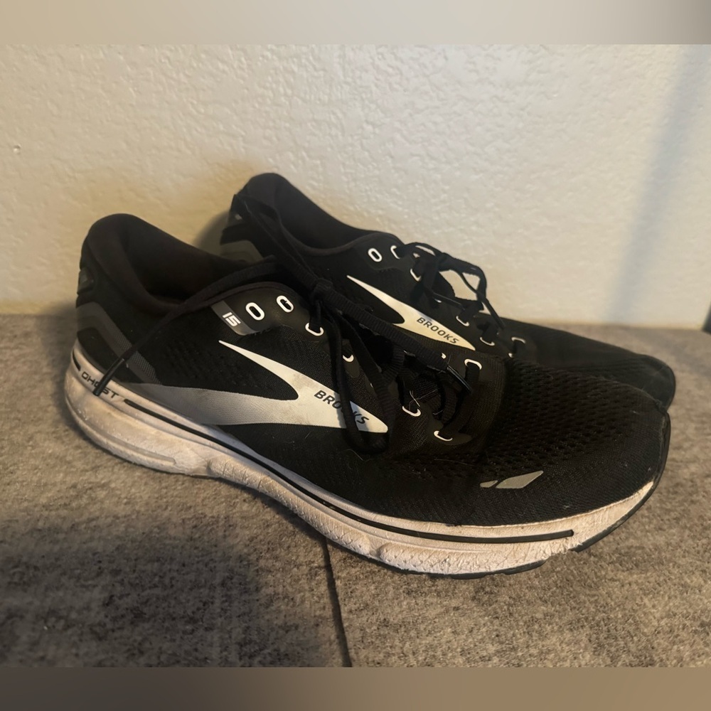 Brooks Mens Ghost 15 Black Running Shoes Sneakers Size 11.5